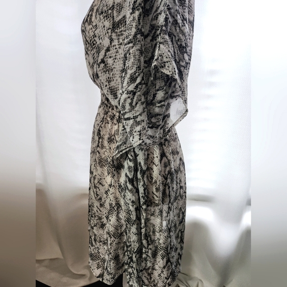 BCBG Maxazria cover-up - Picture 4 of 11